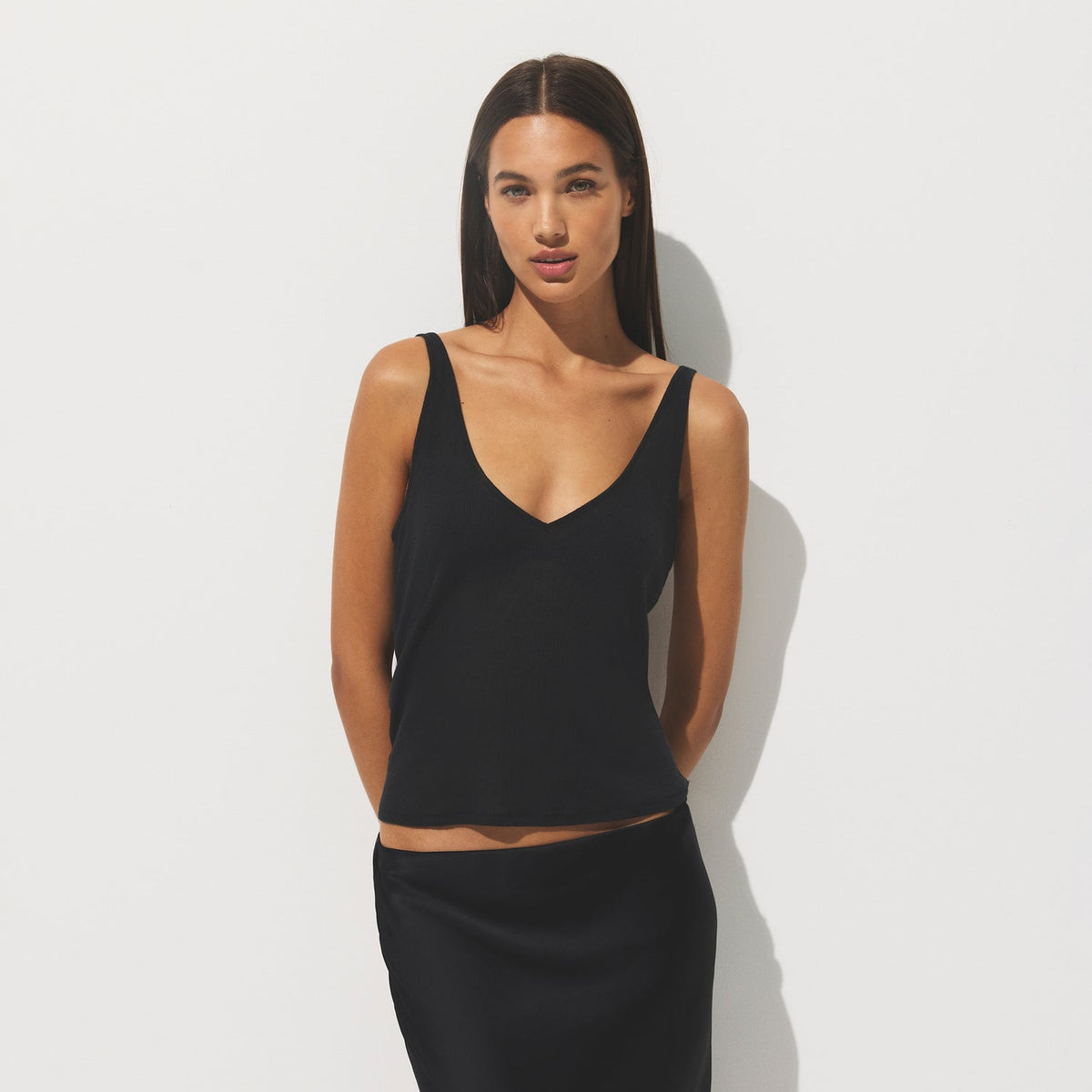 SHEER RIB V NECK TANK | SOOT